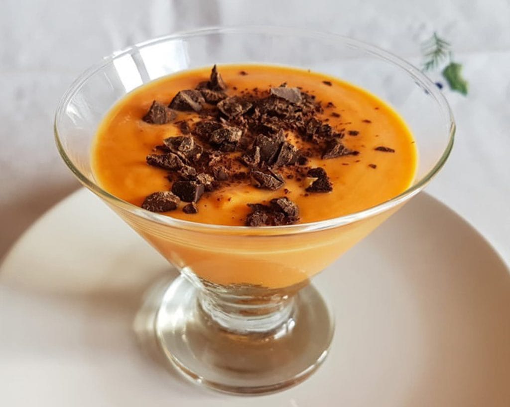 vegan balkabaklı tiramisu şık bir cam kasede bitter çikolata parçaları ile süslenmiş olarak servis ediliyor