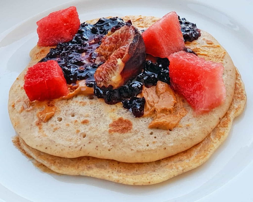 vegan pancakeler taze meyve, ev yapımı reçel ve yer fıstığı ezmesi ile servis ediliyor