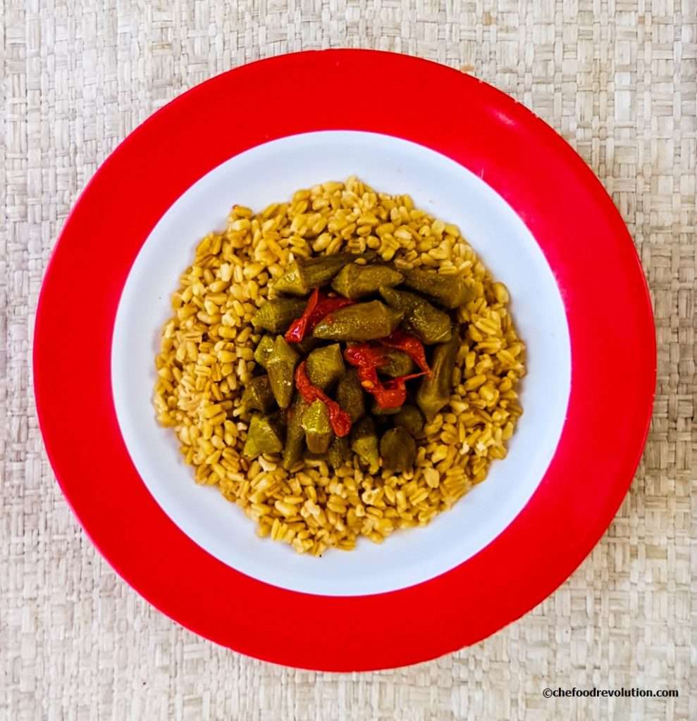bulgur pilavı üzerinde etsiz bamya yemeği