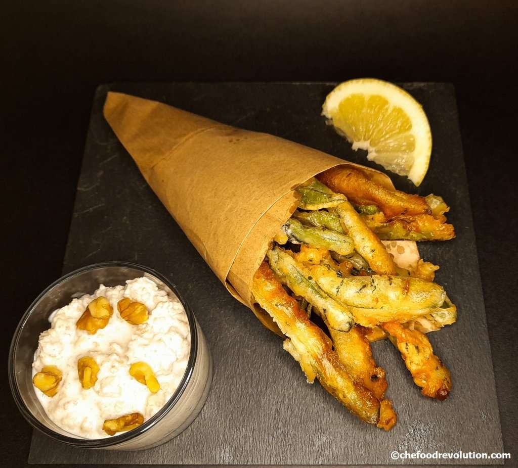 delizioso cartoccio di frittura vegetariana con fagiolini e accanto salsa tarator