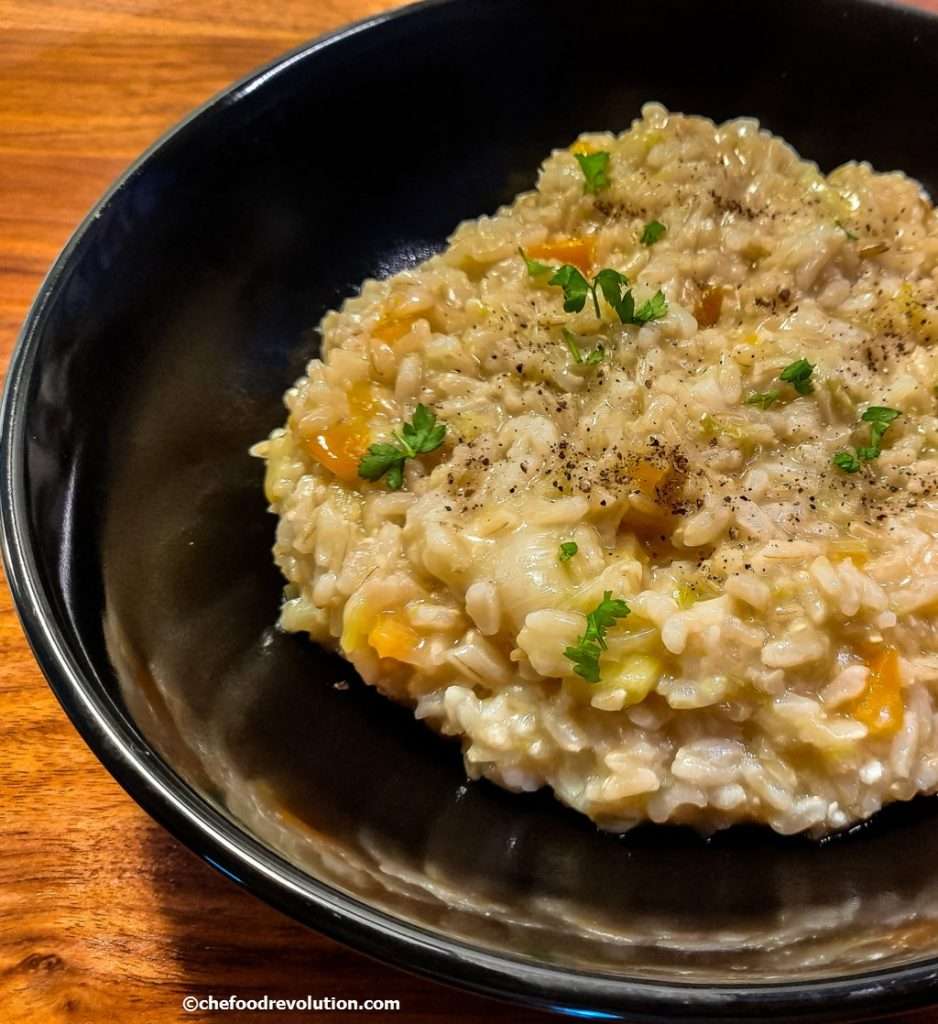 elegante e gustoso piatto di risotto con funghi, carote e prezzemolo, cotto con la pentola a pressione