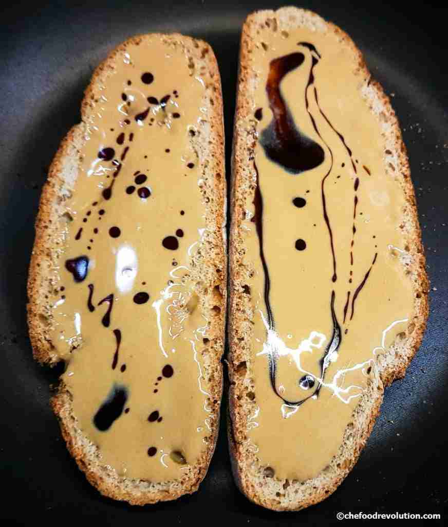 due fette di pane con sopra tahina e pekmez (melassa d'uva)
