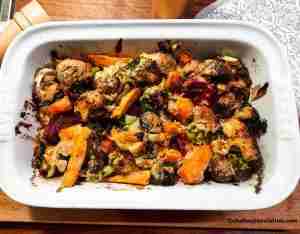 pirofila contenente le verdure al forno con la tahina
