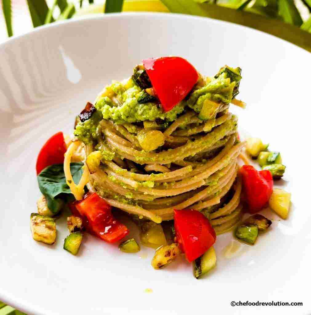Kabak ve domates küpleriyle süslenmiş, kabak pesto soslu tam buğdaylı spagetti