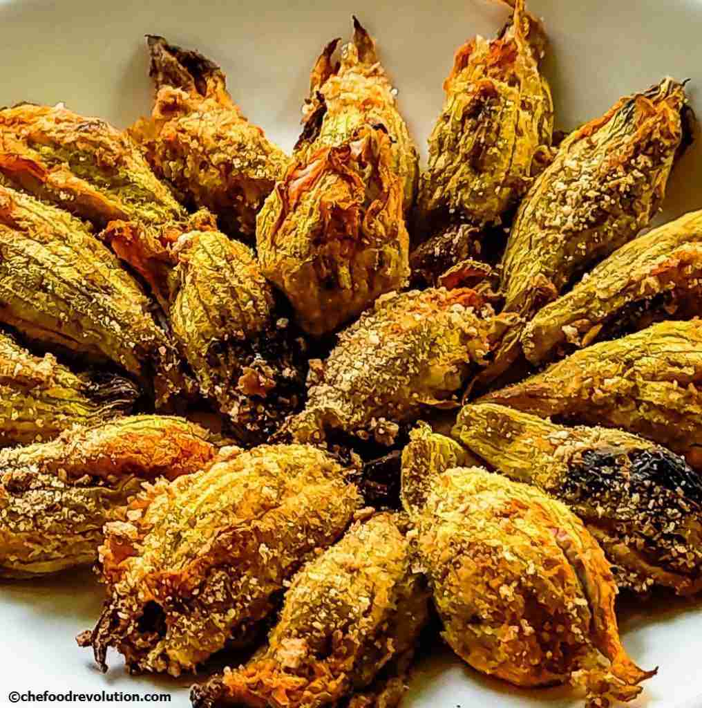 Fırında çıtır kızarmış lorlu kabak çiçeği dolması tabağı