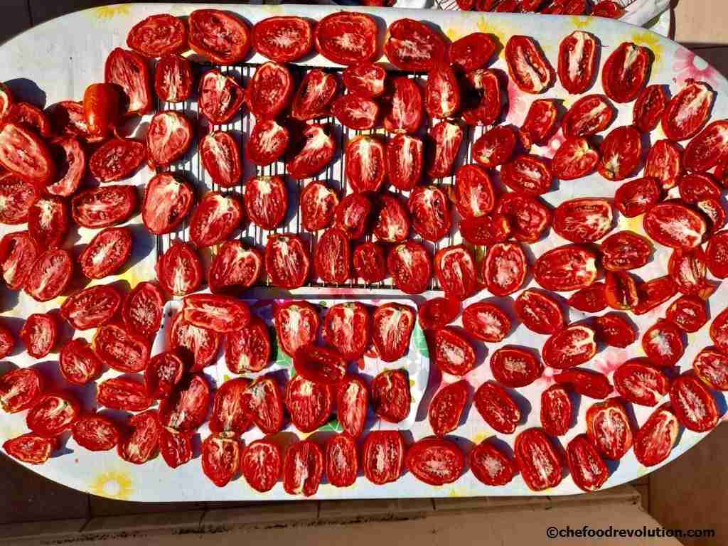 bir masa üzerinde tuzlanmış ve güneşte kurutulan domatesler sergilenmektedir