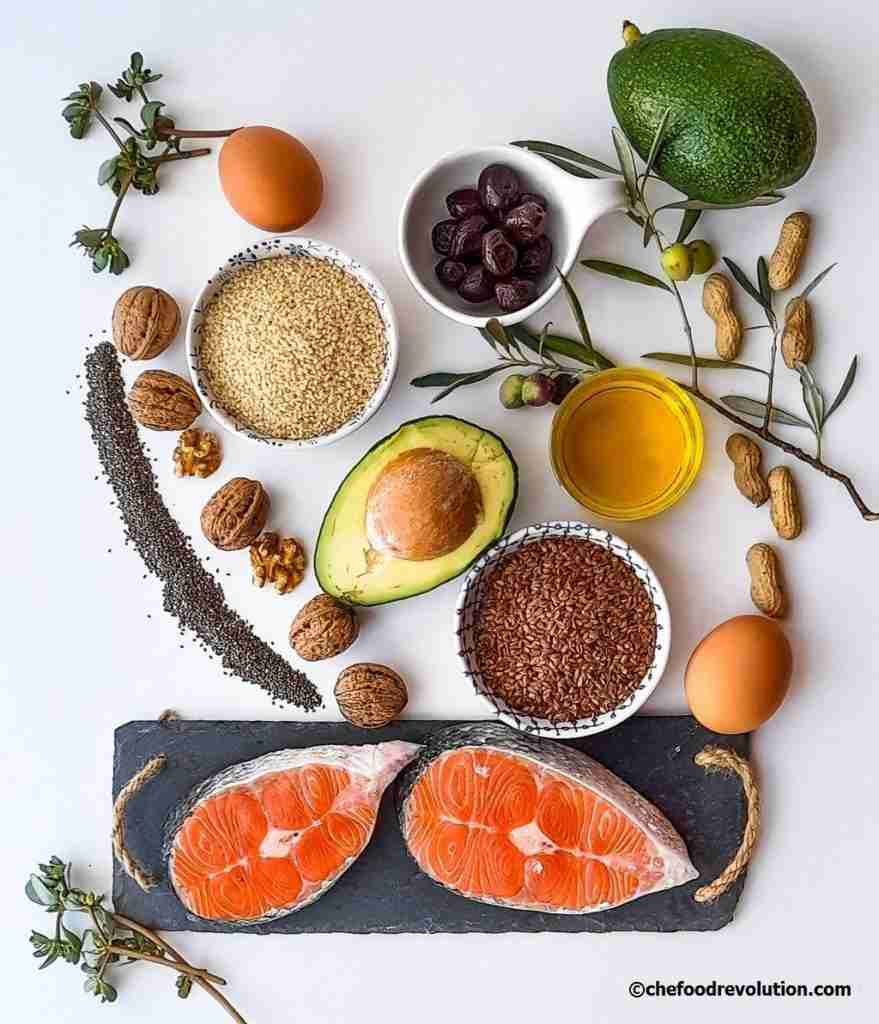 bellissima e colorata composizione di alimenti contenenti grassi buoni: avocado, noci, olive, uova e altro