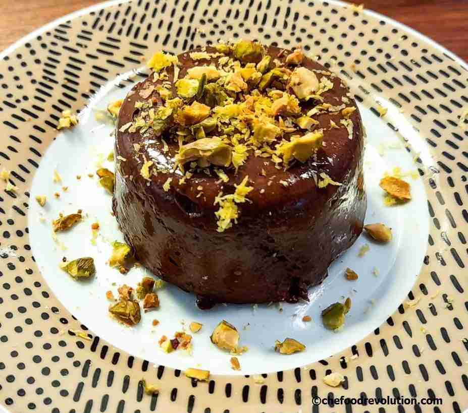 delizioso budino di cachi con il cacao e scaglie di pistacchio