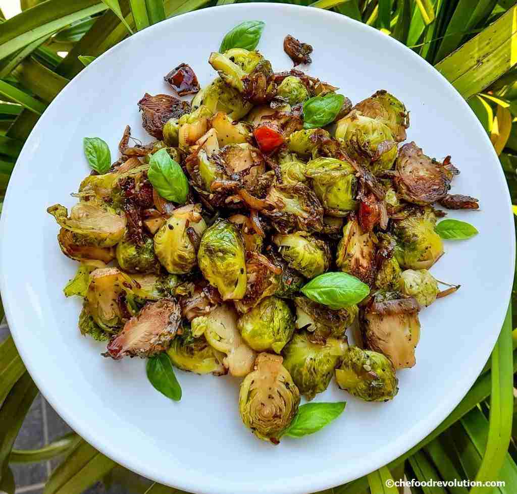 bir tabakta renkli ve çeşnili sote brüksel lahanası