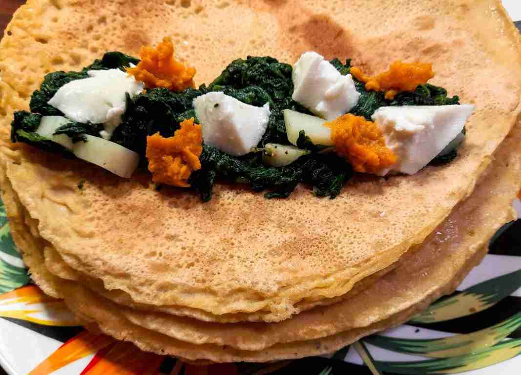 diverse crepes con sopra verdure e formaggi