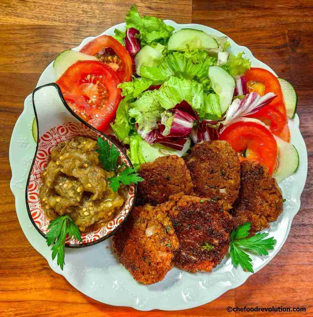 deliziose polpette turche con insalata e purea di melanzane