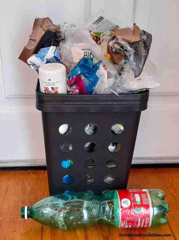 cestino dell'immondizia pieno di rifiuti di plastica