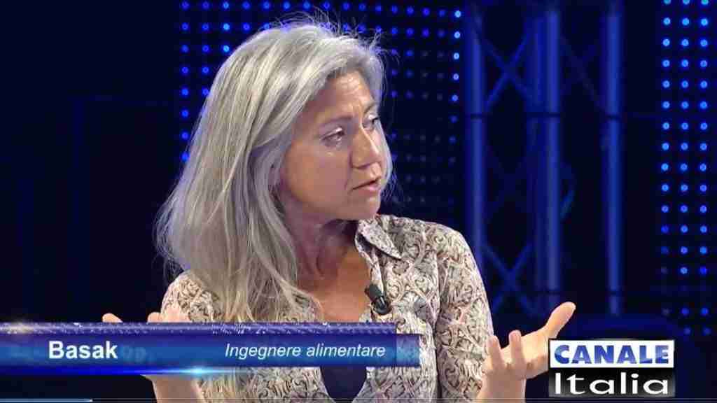 Başak durante l'intervista a canale Italia sull'alimentazione sostenibile