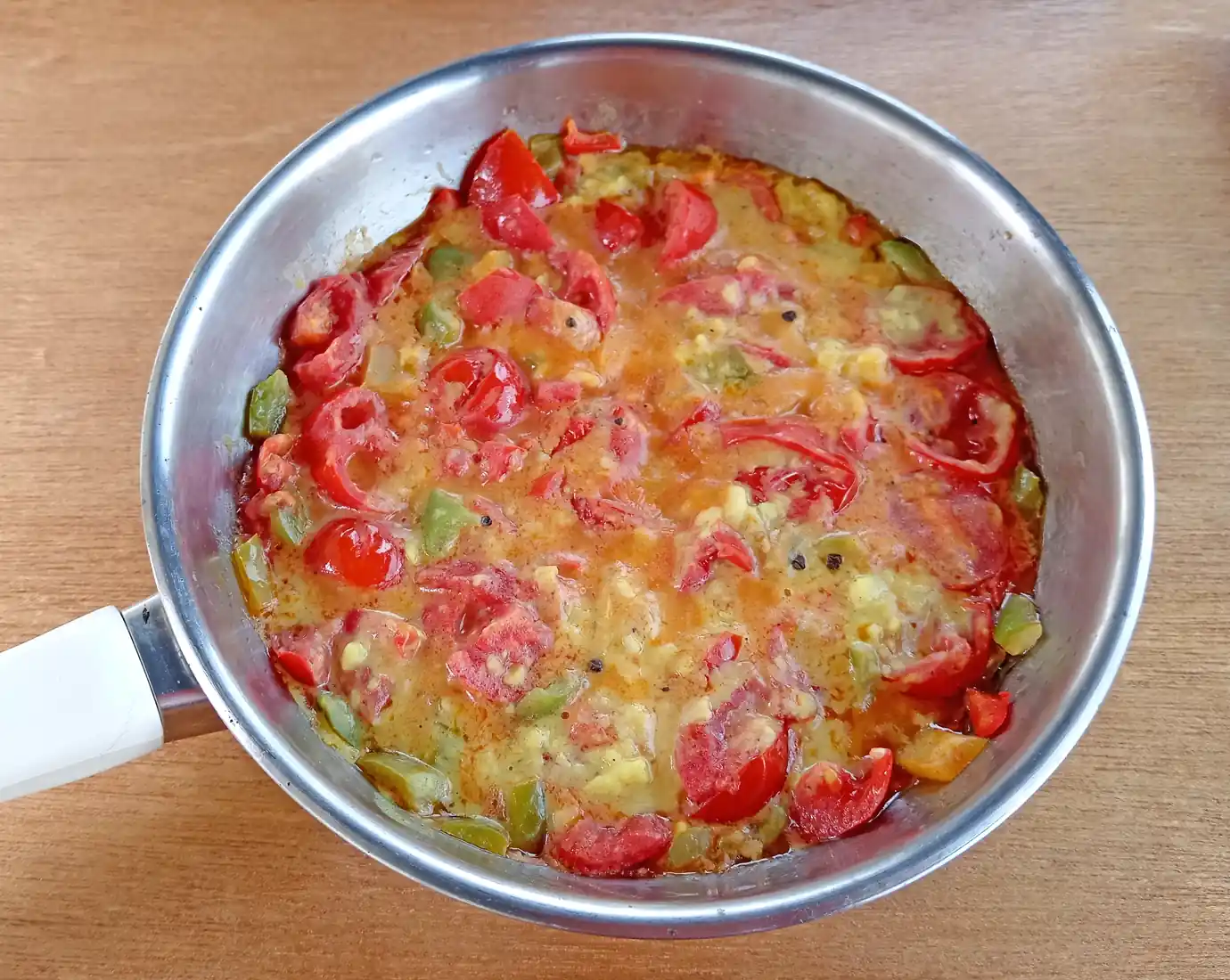 Delizioso menemen vegano servito in una padella di acciaio
