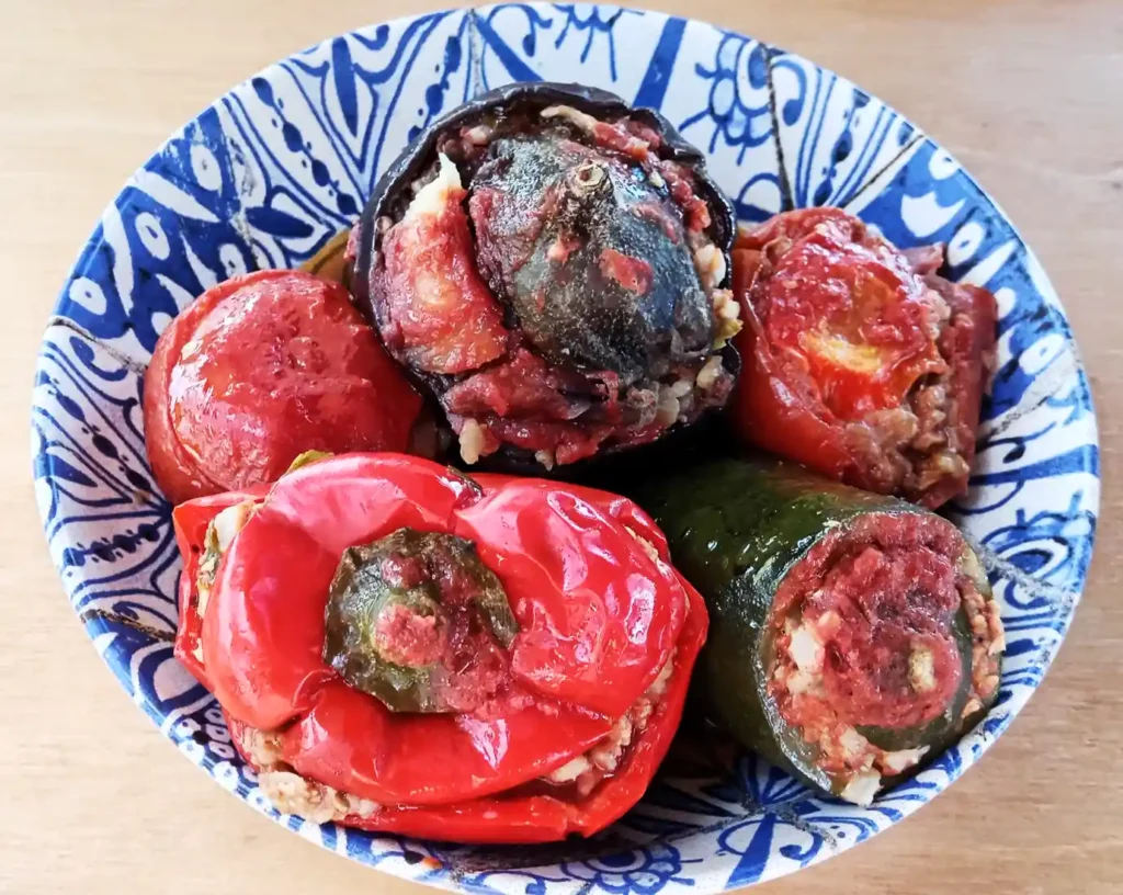 Un magnifico piatto di dolma con carne vegetale, composto di pomodori, zucchina, peperone e melanzana ripieni