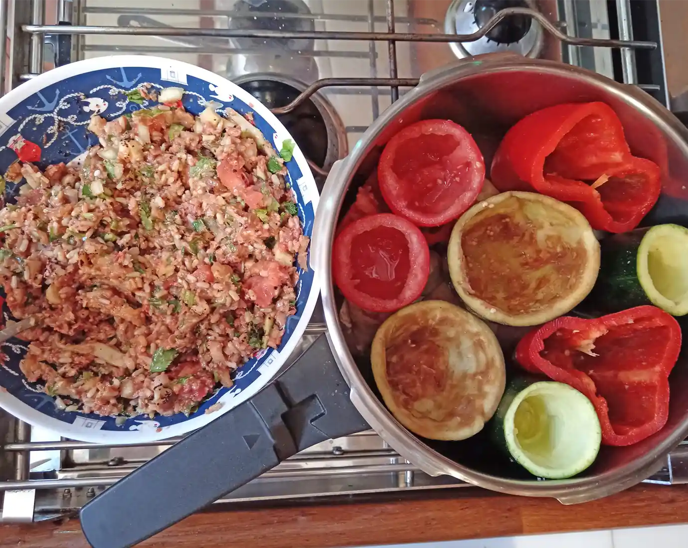 vegetables to be stuffed with meat substitute are put close to each other in a pan, with no space between the veggies